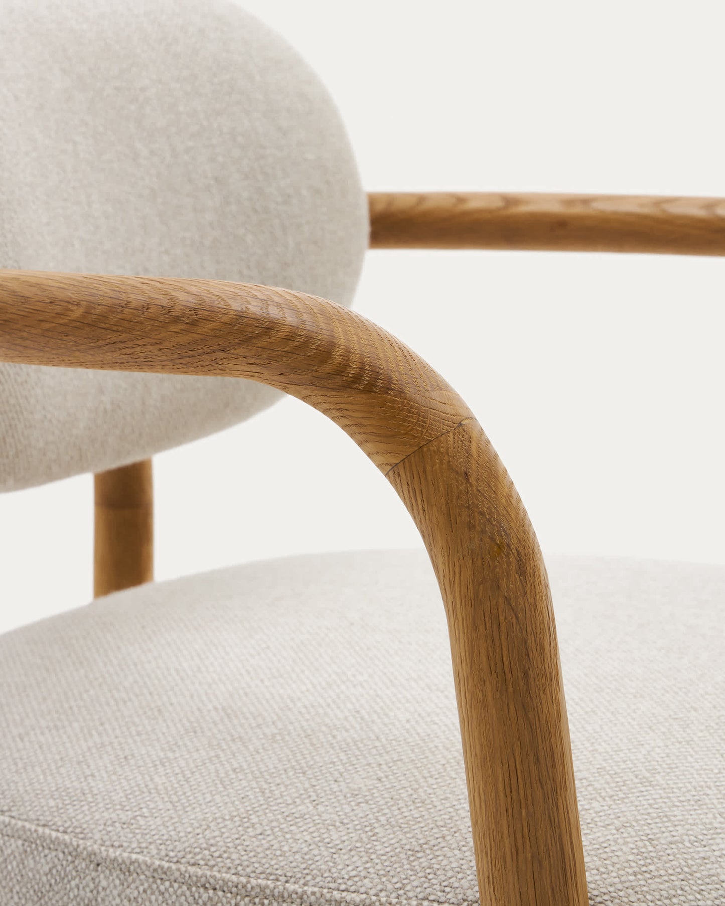 Sedia Melqui beige di legno massiccio di rovere con finitura naturale
