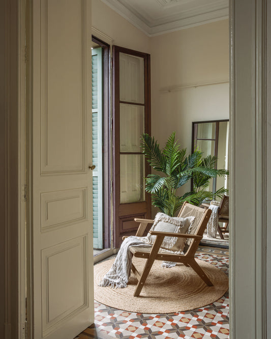 Poltrona Geralda in legno di acacia con finitura scura