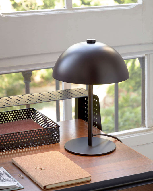 Lampada da tavolo Aleyla in metallo con finitura granata