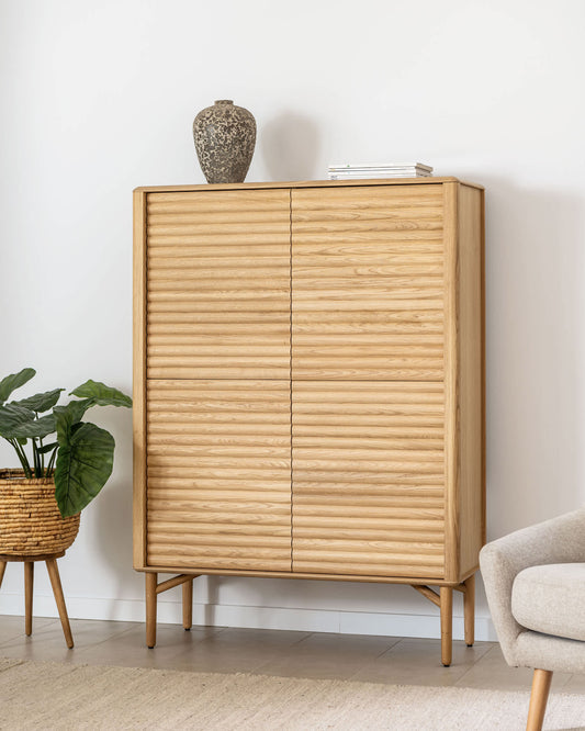 Credenza alta Lenon 4 ante in massello ed impiallacciato rovere 104,5x144cm