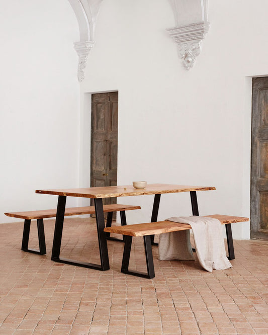 Tavolo Alaia in legno massello di acacia con finitura naturale