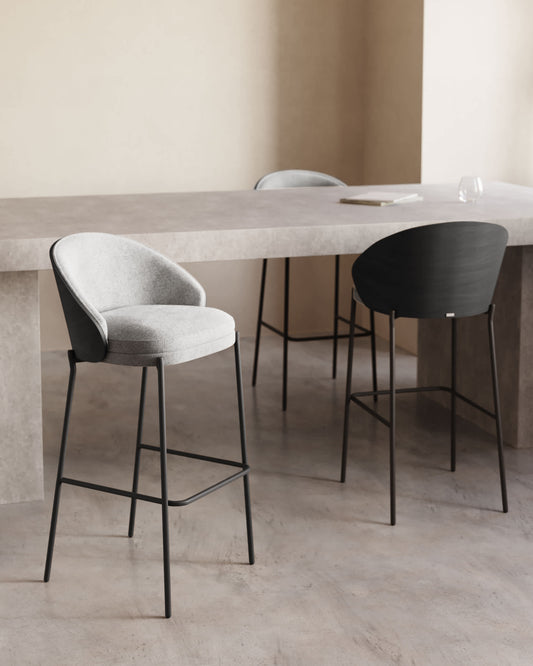 Sgabello Eamy in ciniglia grigio chiaro impiallacciato frassino finitura nera, metallo nero 75 cm