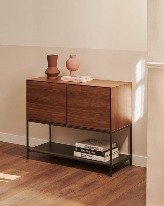 Credenza Vedrana 2 ante impiallacciate noce e gambe in acciaio nero 97,5 x 80 cm