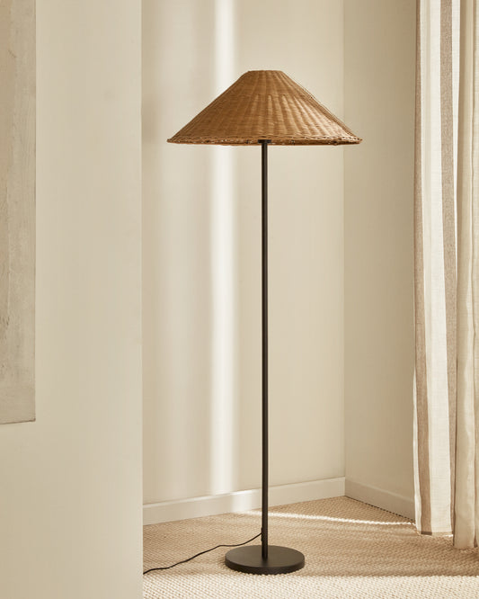 Lampada da terra Urania in rattan e metallo con finitura in nero
