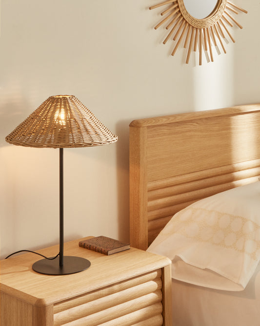 Lampada da tavolo Urania in rattan e metallo con finitura in nero