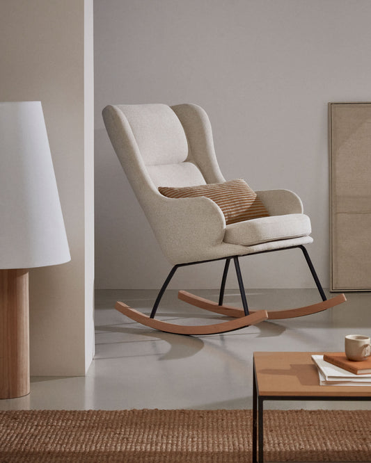 Poltrona a Dondolo Maustin in ciniglia beige, telaio in acciaio nero e legno di faggio.