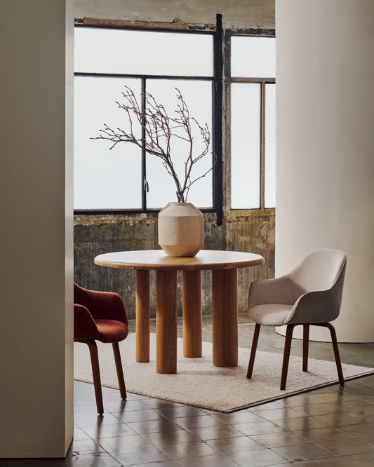 Sedia Aleli in shearling bianco e gambe in legno massiccio di frassino con finitura naturale