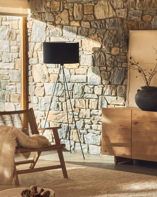 Lampada da terra Ikia in metallo con finitura nera