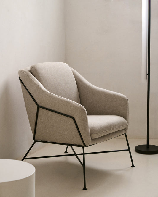 Poltrona Brida beige e gambe in acciaio con finitura nera