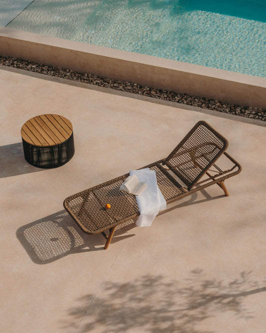 Lettino Dandara con struttura in acciaio con corda beige e gambe in legno massiccio di acacia