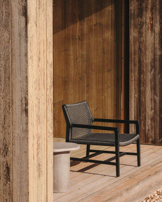 Poltrona Sabolla in legno massiccio di teak con finitura in nero