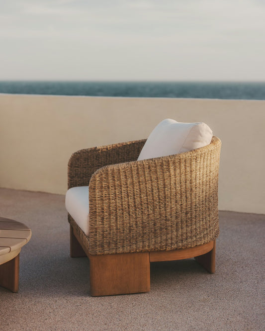 Poltrona Xoriguer in rattan sintetico e legno massiccio di eucalipto