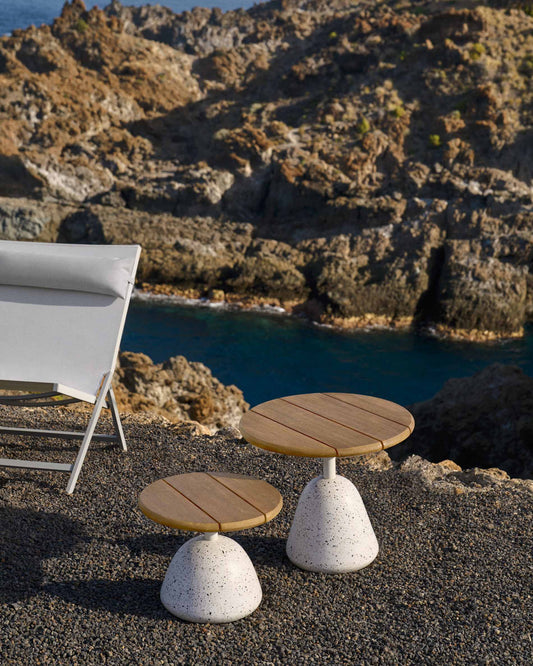 Tavolino Saura in terrazzo bianco con piano in acacia naturale 32 x Ø 55 cm