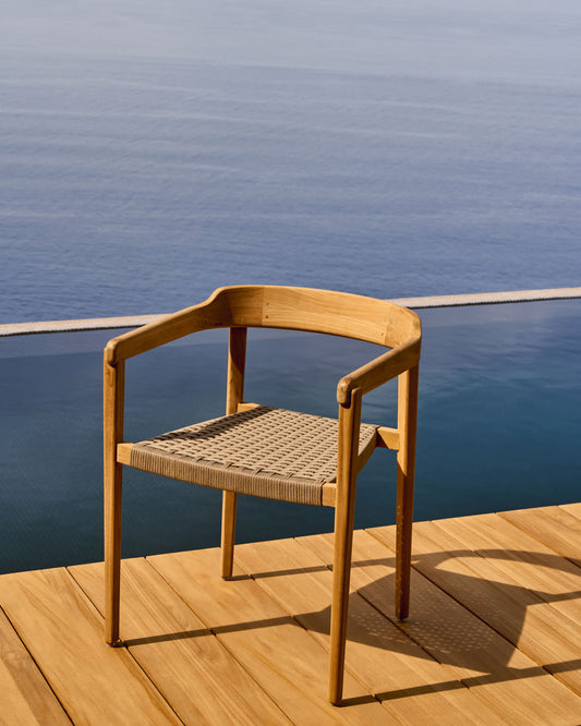 Sedia impilabile Icaro in legno massiccio di teak con finitura naturale e corda in beige