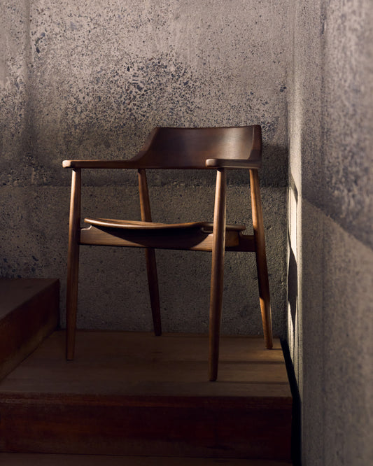 Sedia Fondes in legno massiccio di rovere con finitura in noce FSC Mix Credit