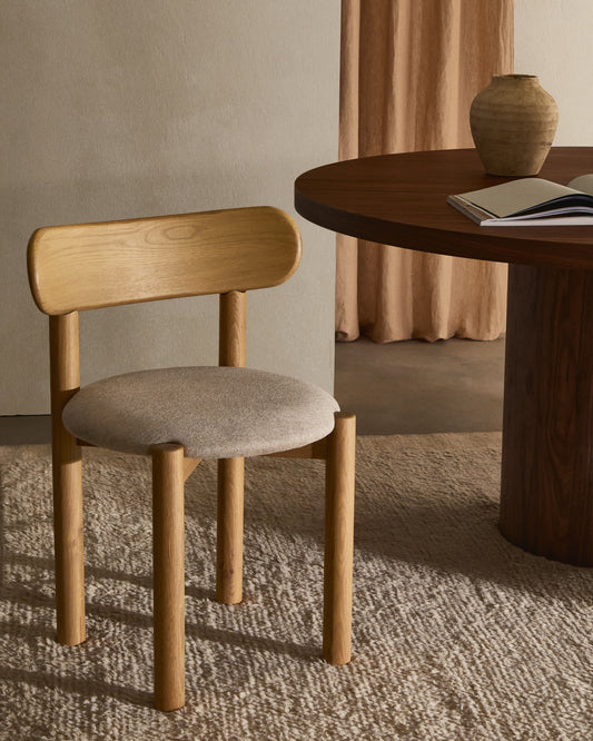 Sedia Nebai in ciniglia beige con struttura in legno massiccio di rovere finitura naturale