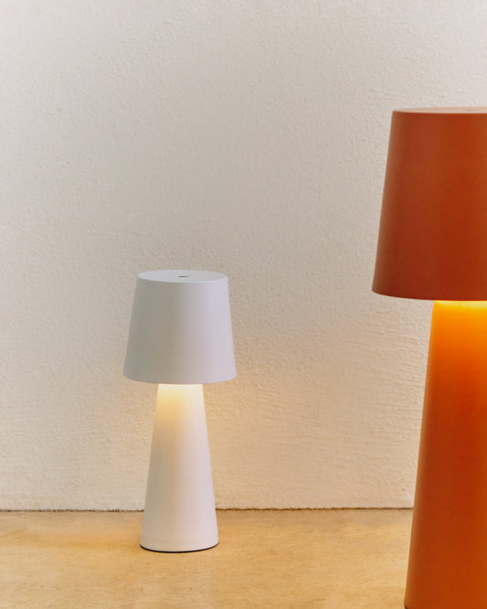 Lampada da tavolo piccola da esterni Arenys in metallo con finitura in bianco