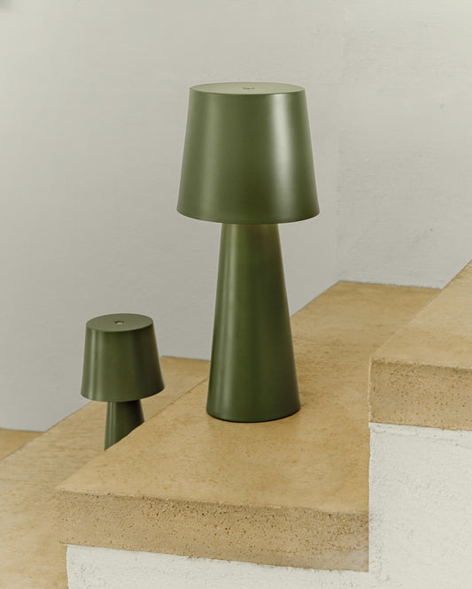 Lampada da tavolo grande da esterni Arenys in metallo con finitura in verde