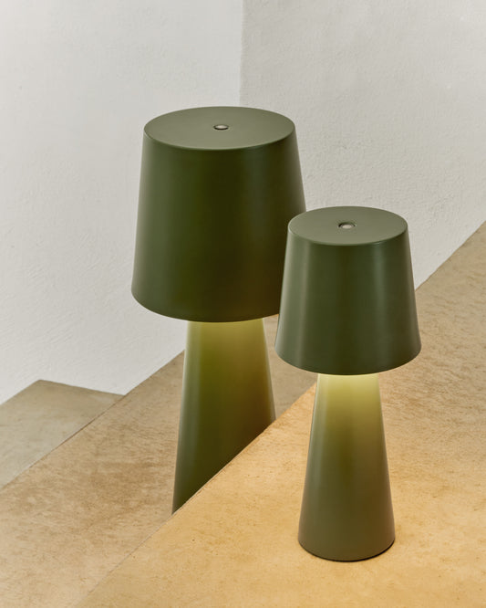 Lampada da tavolo piccola da esterni Arenys in metallo con finitura in verde