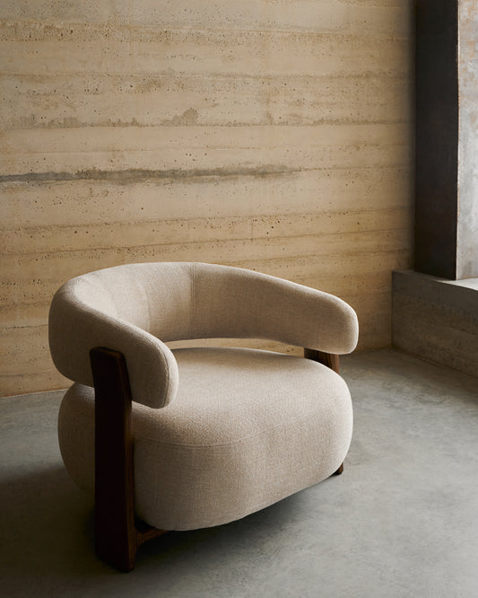 Poltrona Granite ciniglia beige e piedi in legno massello di frassino finitura noce