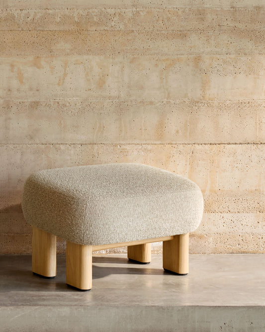 Poggiapiedi Nema ciniglia beige piedi legno massello frassino finitura naturale 65x55,4cm FSC 100%