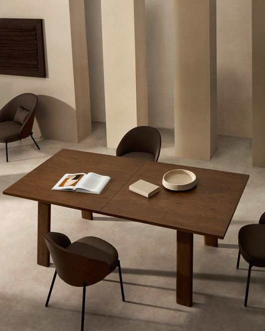 Tavolo allungabile Arlen con impiallacciatura e legno massiccio di rovere con finitura in noce 200 (250) x 95 cm