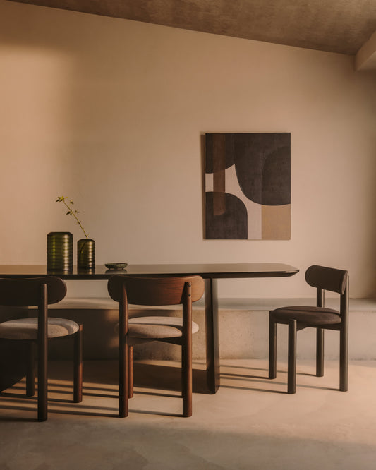 Sedia Nebai in ciniglia nera con struttura in legno massiccio di rovere finitura nera