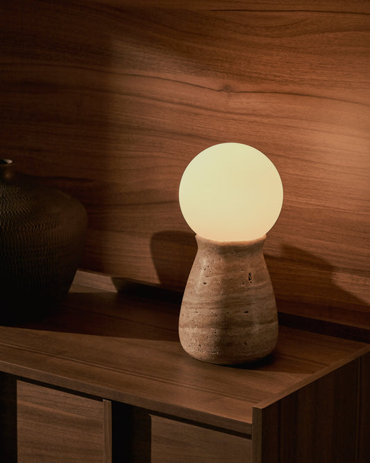 Lampada da tavolo Okeni in travertino e vetro