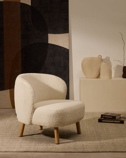 Poltrona Ulit in shearling bianco e gambe in legno massello di faggio, finitura naturale