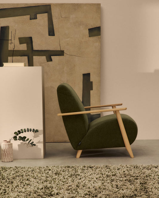 Poltrona Meghan in ciniglia verde e legno massello di frassino con finitura naturale