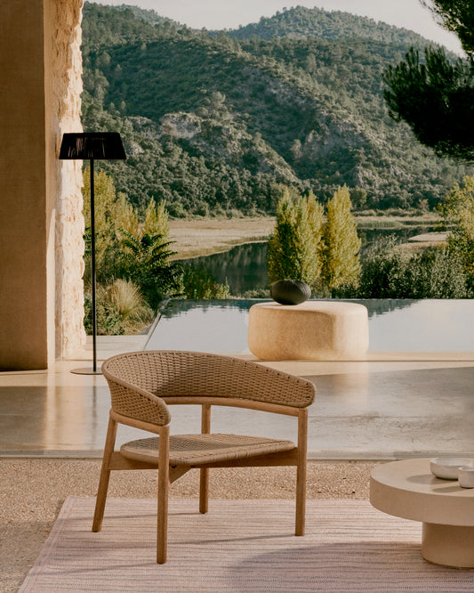 Poltrona Arinella in legno massiccio di acacia, finitura naturale e corda beige