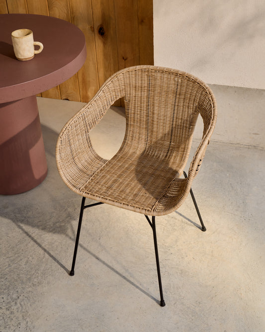 Sedia impilabile Eltiera in rattan sintetico e struttura in acciaio nero