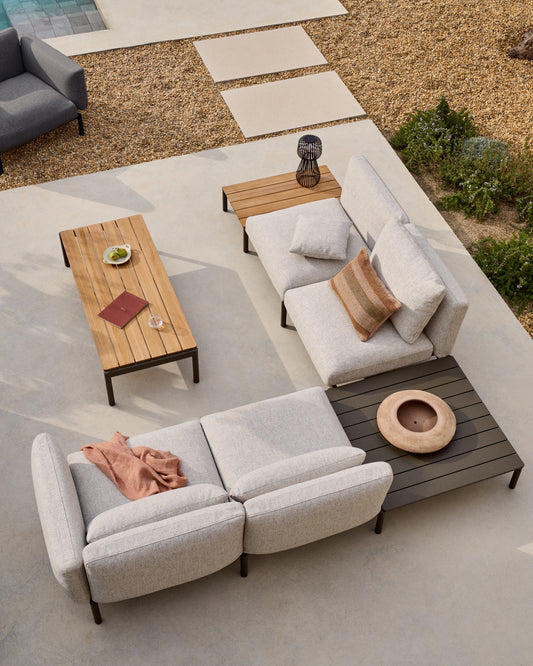 Divano angolare modulare da esterno Sorells 4 posti con rivestimento beige e alluminio grigio tavolo in teak 353 x 316,5 cm