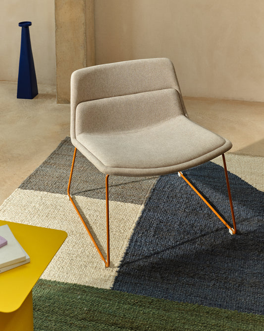 Poltrona Zahara beige con gambe in acciaio e finitura in terracotta