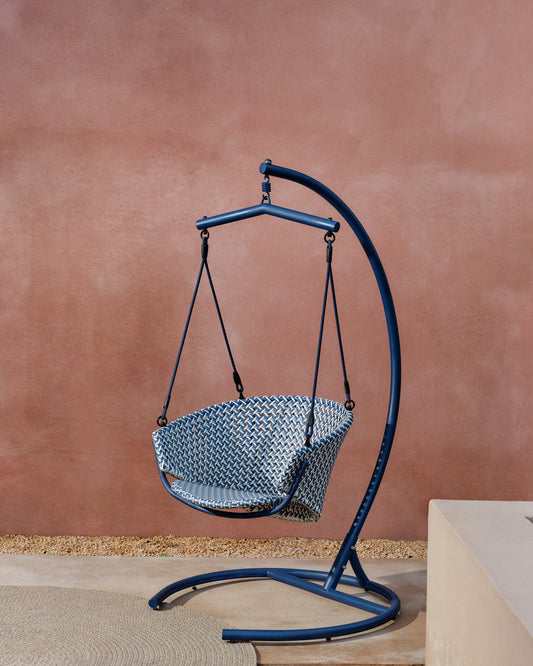 Poltrona sospesa con piede Saliga in alluminio e rattan sintetico blu