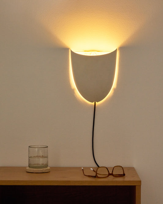 Lampada da parete Nibla in metallo effetto argilla bianca