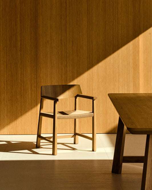 Sedia Idun in legno massiccio di rovere con finitura FSC Mix Credit in tonalità naturale e seduta in corda