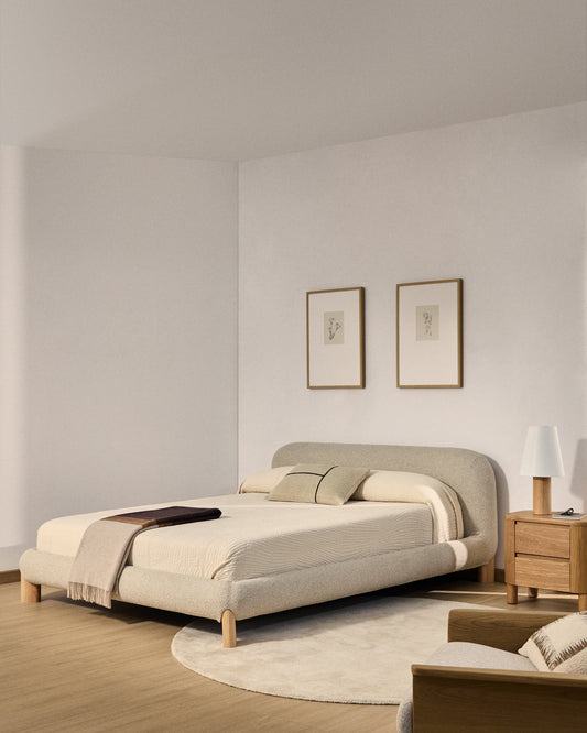 Letto sfoderabile Odina bouclé écru con gambe in frassino massiccio con finitura in tonalità naturale per materasso da 180 x 200 cm