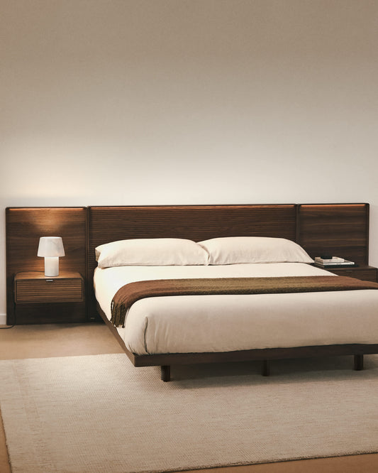 Testiera Norlen con 2 comodini in impiallacciatura di noce con finitura scura e luce LED, per letto fino a 180 cm, FSC Mix Credit