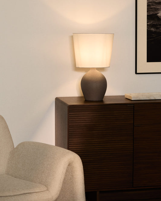 Lampada da tavolo media Viona con effetto pietra testurizzata e paralume in cotone