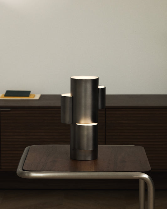 Lampada da tavolo portatile a LED Adrina in metallo grigio scuro con finitura spazzolata