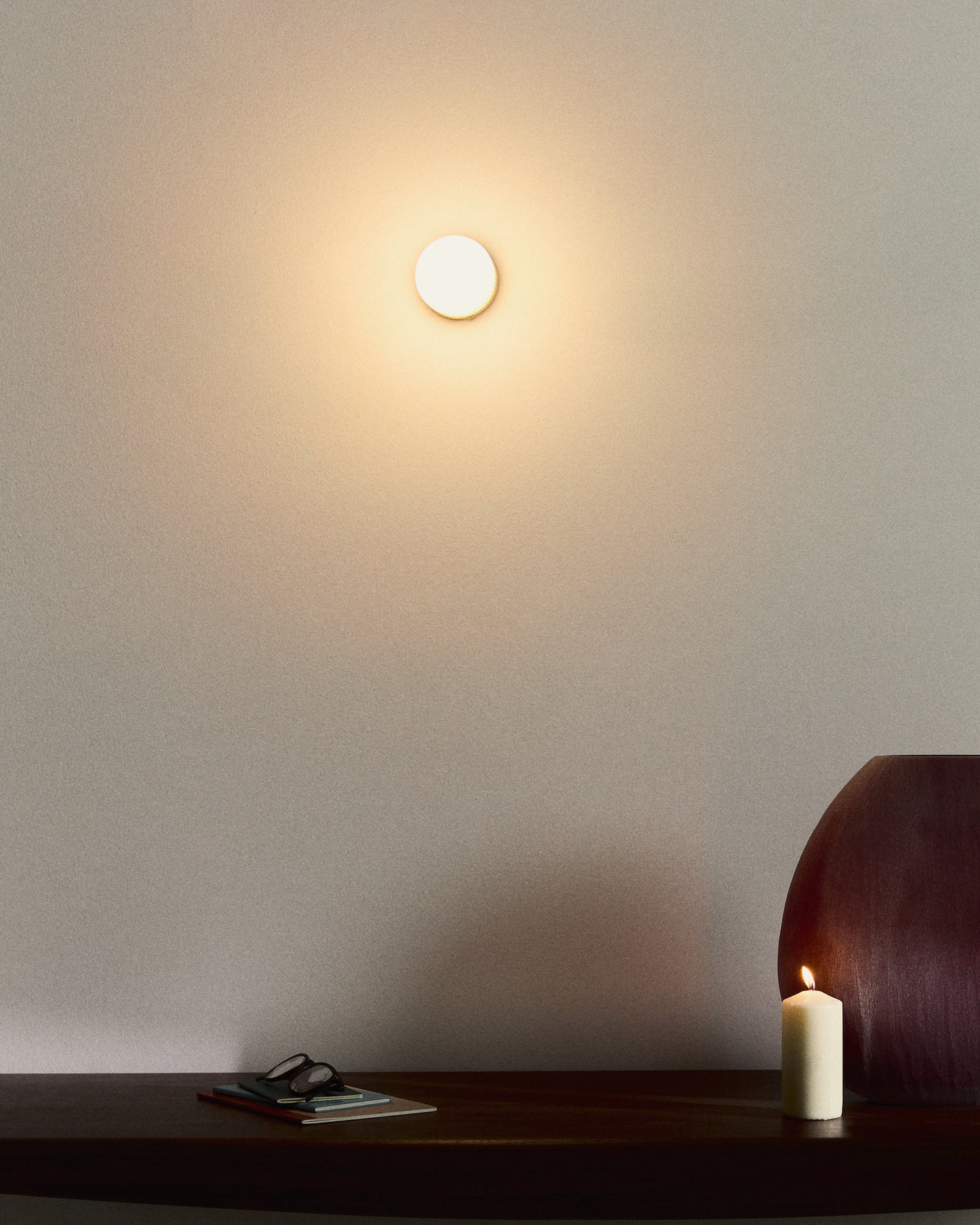 Applique Brisia in metallo con finitura in ottone spazzolato e 1 sfera in vetro satinato Ø 8 cm