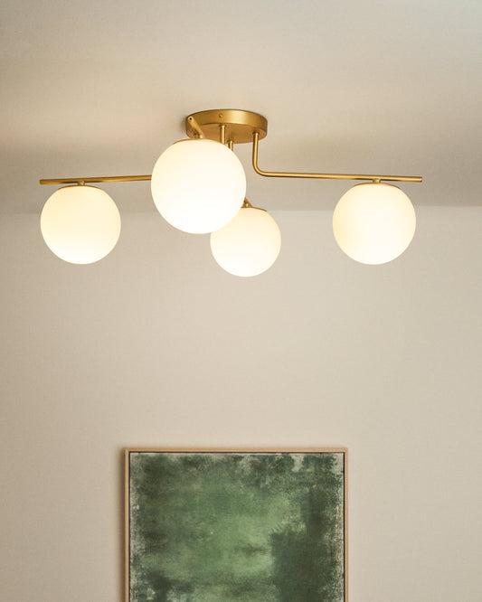 Lampada da soffitto Brisia in metallo con finitura in ottone spazzolato e 4 sfere di vetro satinato Ø15 cm