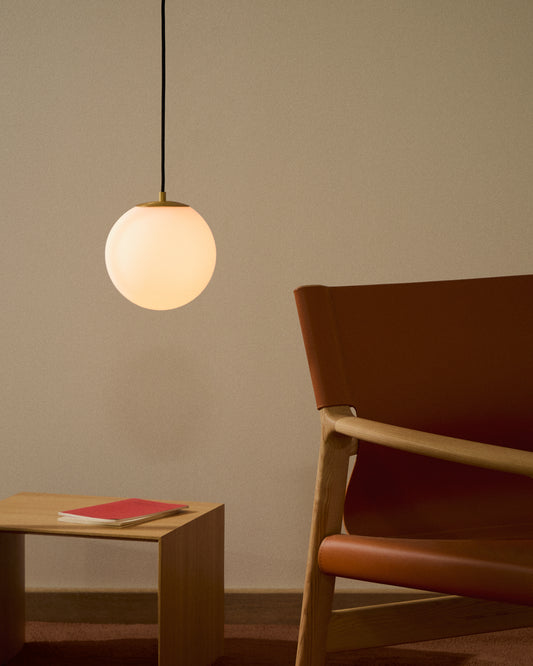 Lampada da soffitto Brisia in metallo con finitura in ottone spazzolato e 1 sfera in vetro satinato Ø 15 cm