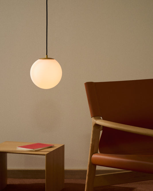 Lampada da soffitto Brisia in metallo con finitura in ottone spazzolato e 1 sfera in vetro satinato Ø 15 cm