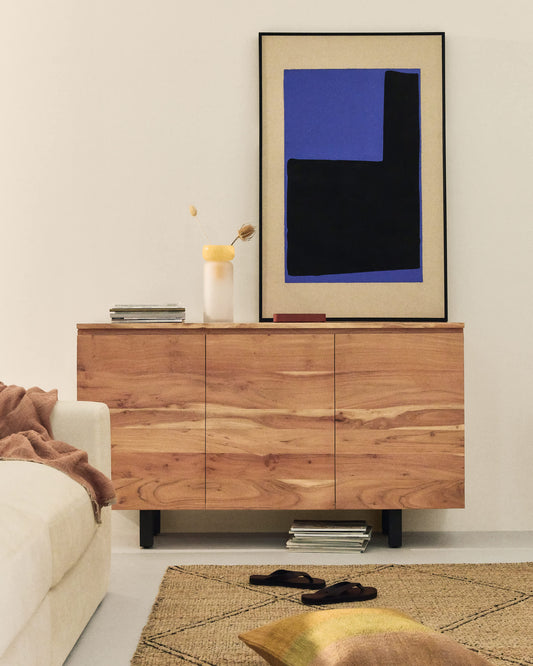 Credenza Uxue 3 ante in legno massiccio di acacia con finitura sbiancata 150 x 88 cm