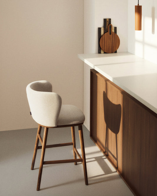 Sgabello Ciselia in ciniglia beige e gambe in legno massiccio di frassino con finitura noce 65 cm