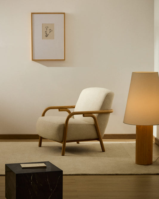 Poltrona Sylo in ciniglia beige e legno massiccio di frassino con finitura naturale