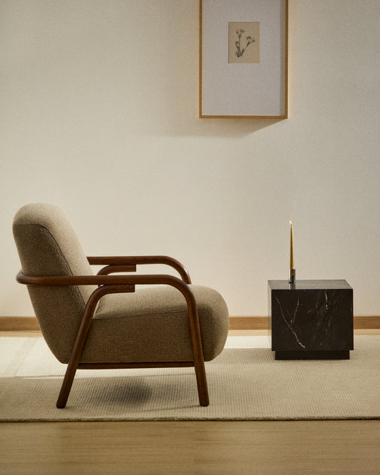 Poltrona Sylo in ciniglia tortora e legno massiccio di frassino con finitura color noce