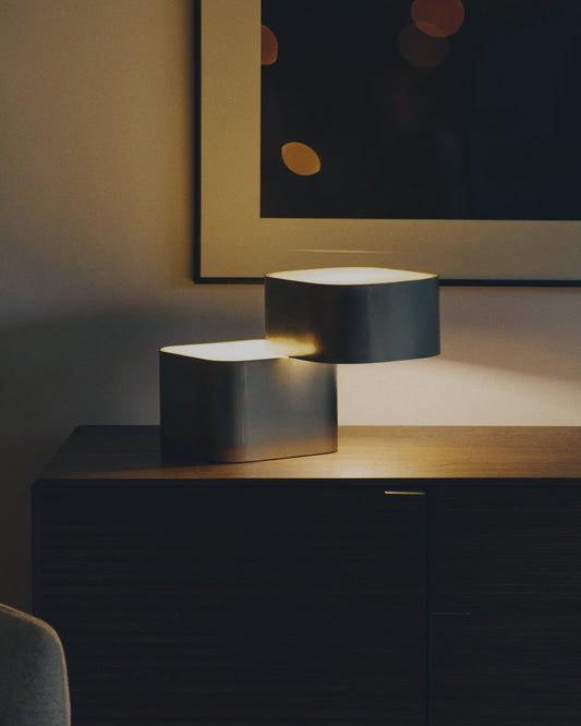 Lampada da tavolo Tandan in metallo grigio con finitura spazzolata